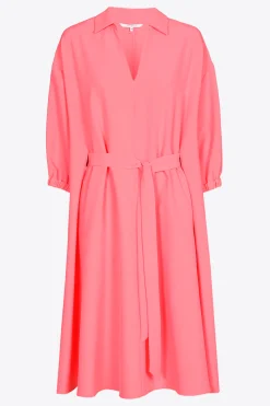 Anschmiegsames Kleid mit Bindegürtel