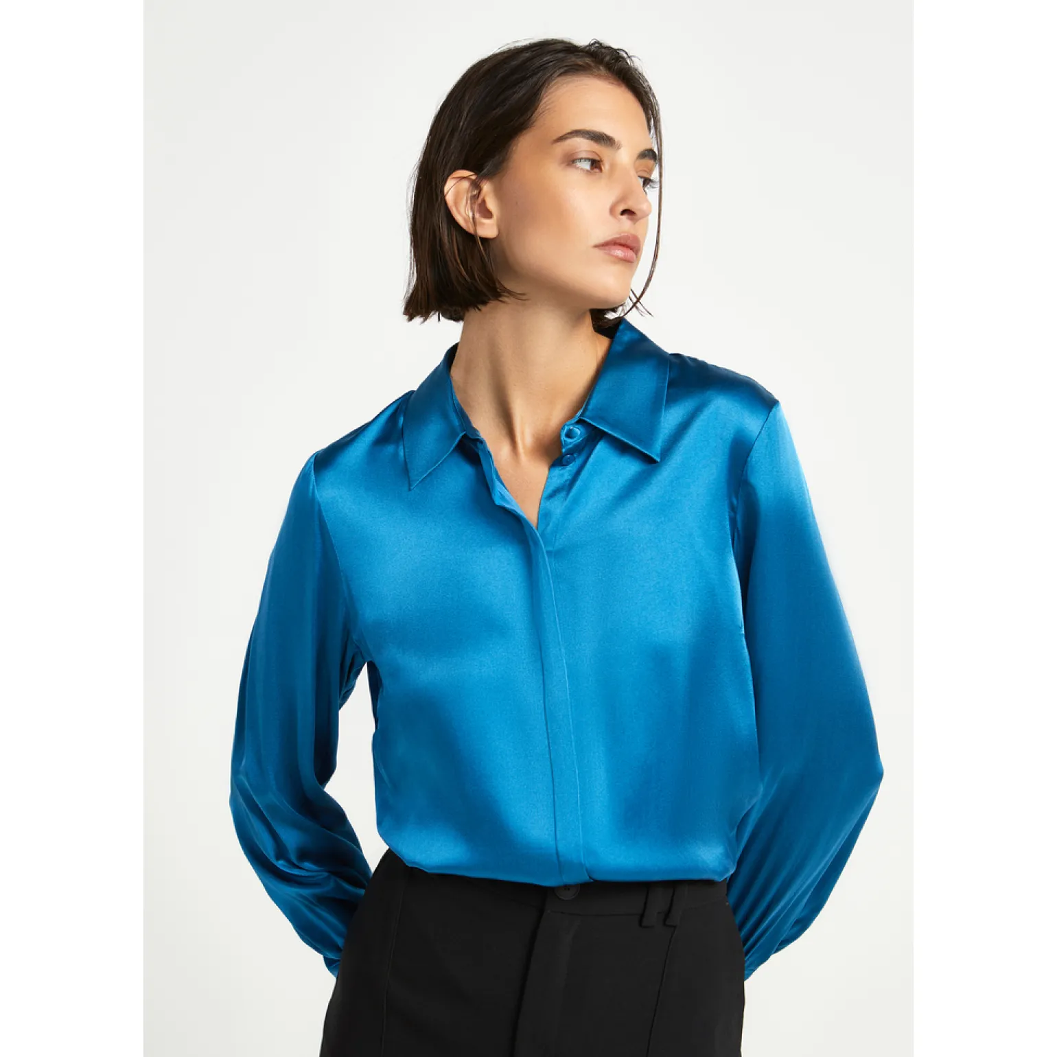 Einfarbige Bluse mit Seidenanteil