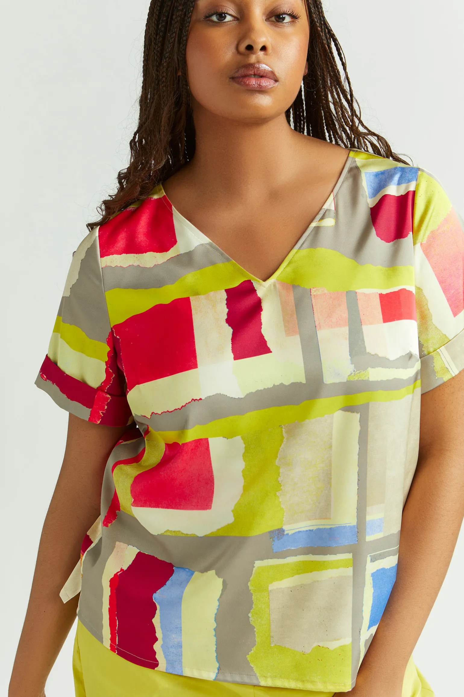 Farbenfrohe Bluse mit V-Ausschnitt
