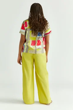 Farbenfrohe Bluse mit V-Ausschnitt
