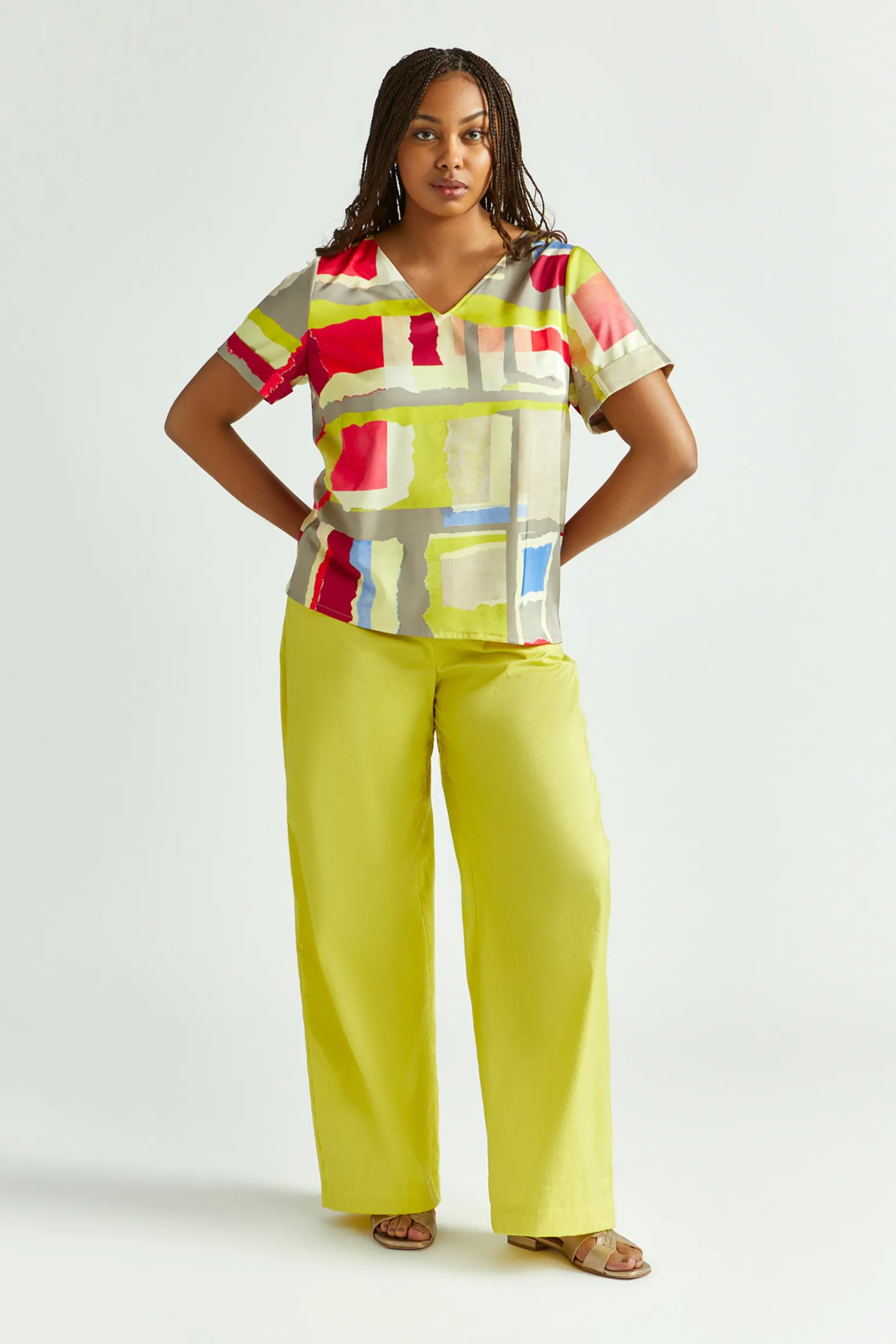 Farbenfrohe Bluse mit V-Ausschnitt