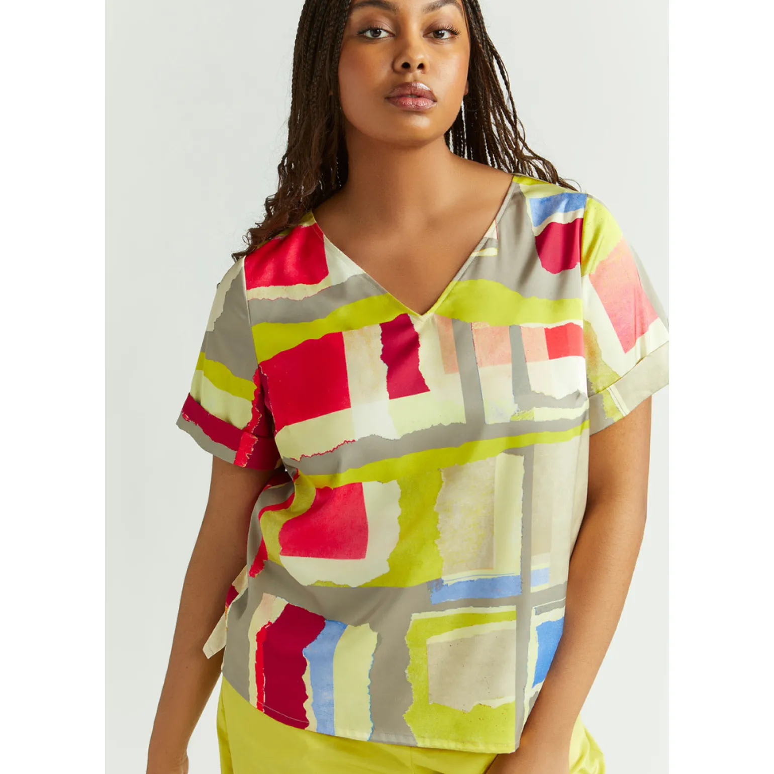 Farbenfrohe Bluse mit V-Ausschnitt