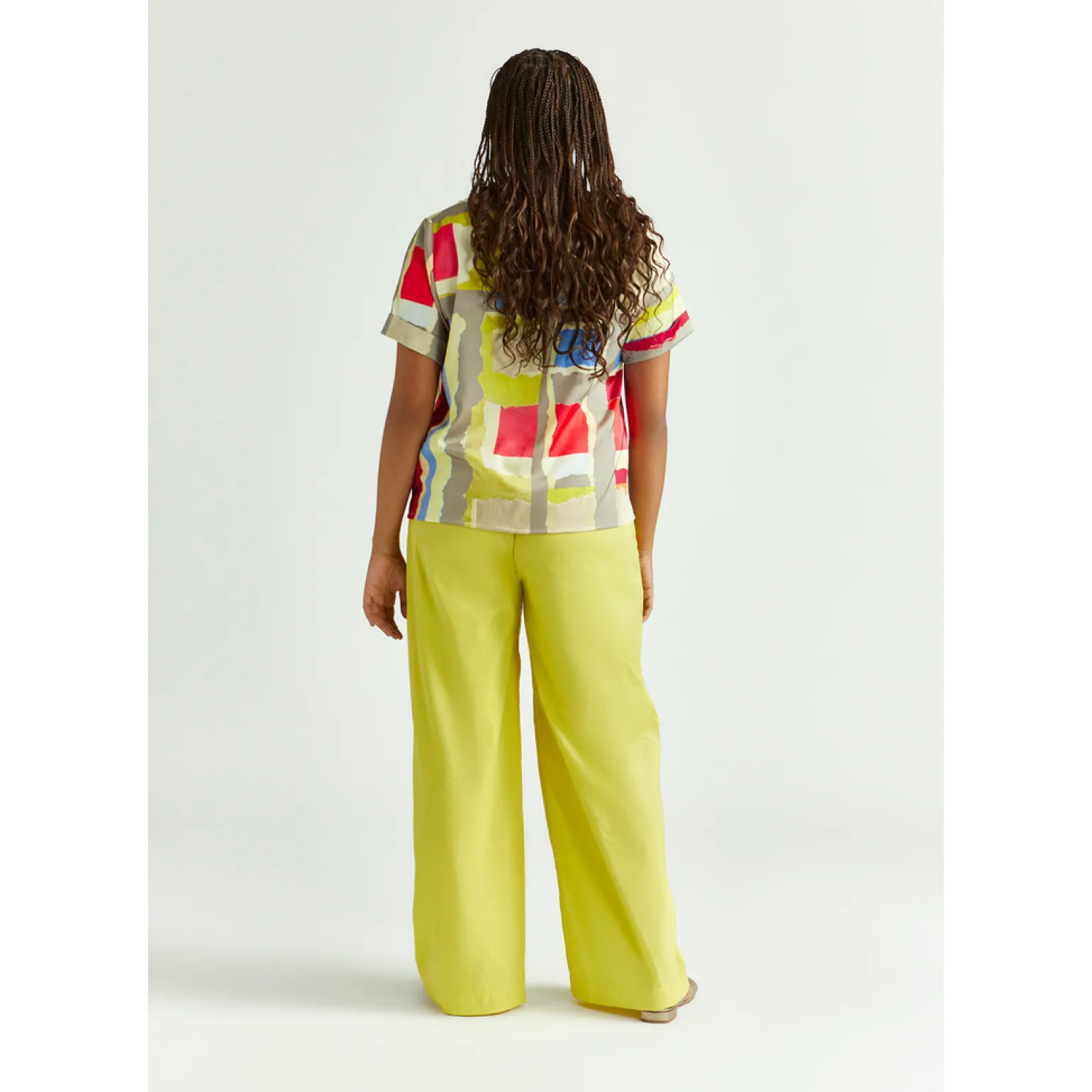 Farbenfrohe Bluse mit V-Ausschnitt