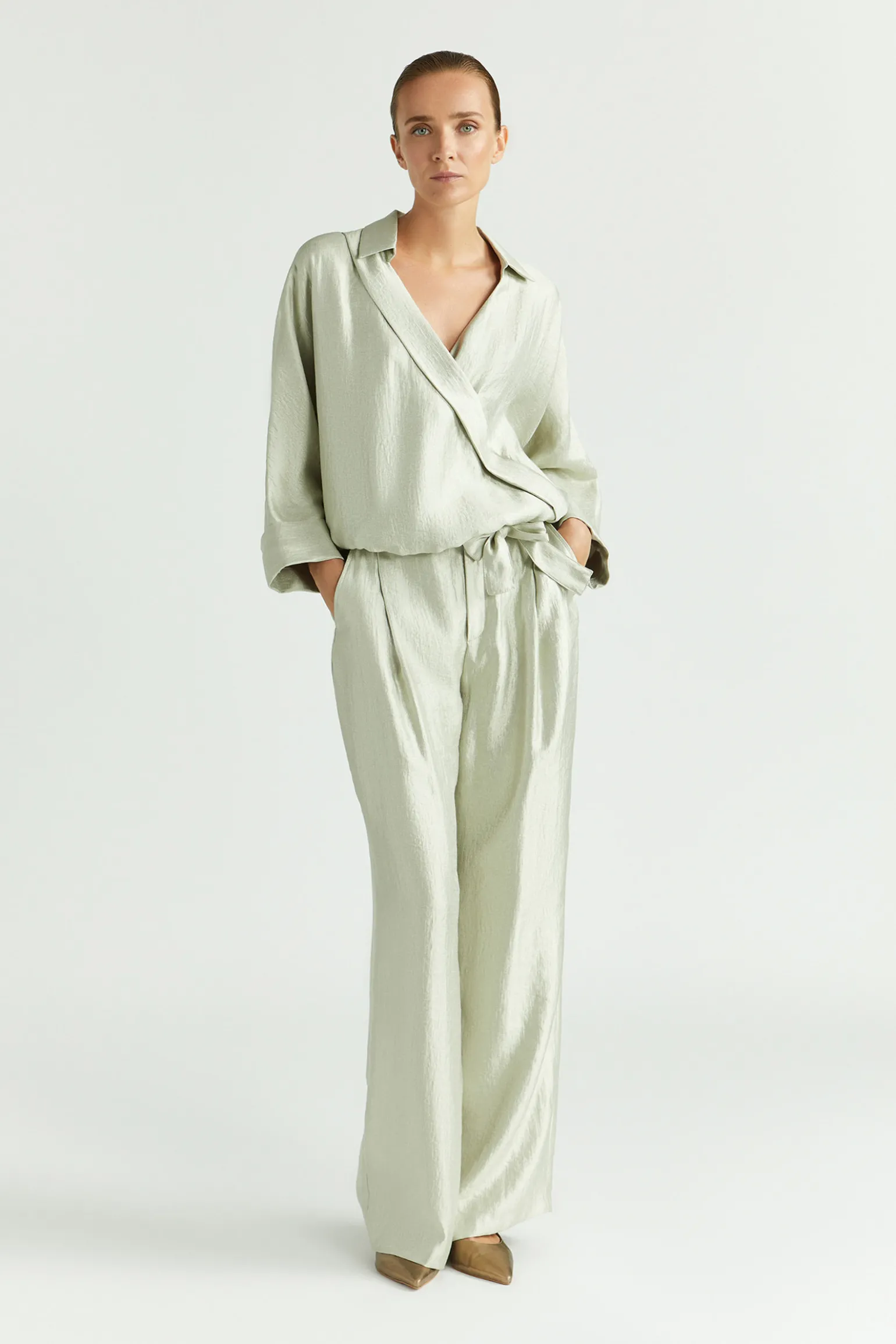 Glänzende Bundfaltenhose