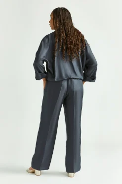 Glänzende Hose mit weitem Bein