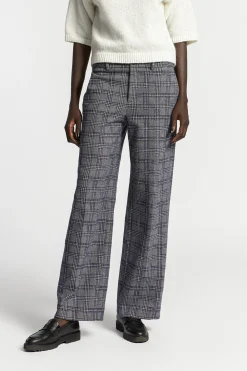 Karohose mit weitem Bein
