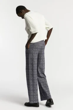 Karohose mit weitem Bein