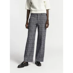 Karohose mit weitem Bein