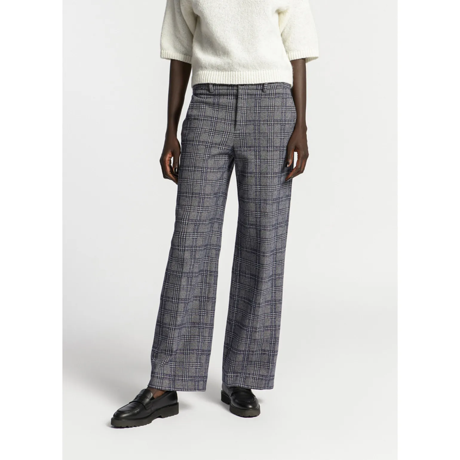 Karohose mit weitem Bein