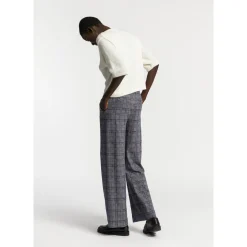 Karohose mit weitem Bein