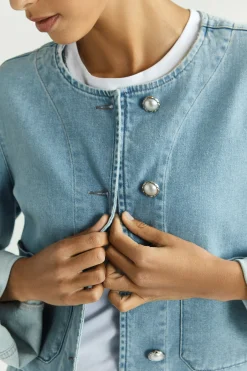 Kurze Jeansjacke mit Knöpfen