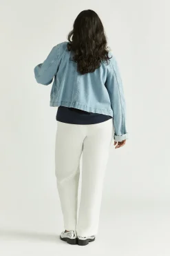 Kurze Jeansjacke mit Knöpfen