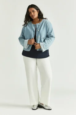 Kurze Jeansjacke mit Knöpfen