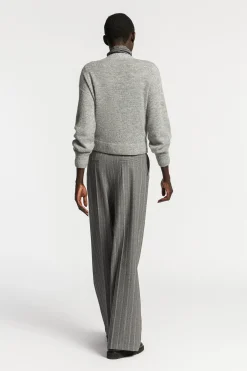 Kurzer Cardigan mit V-Ausschnitt