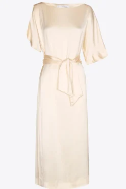 Langes Kleid in Satinoptik