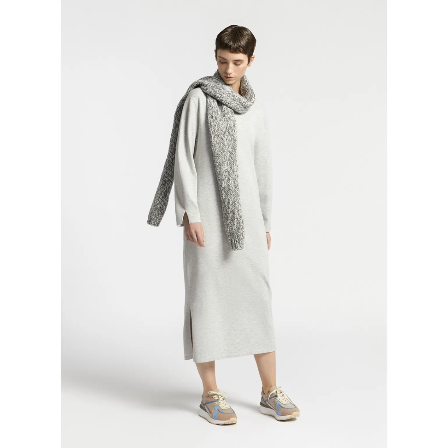 Langes Strickkleid mit Schlitz