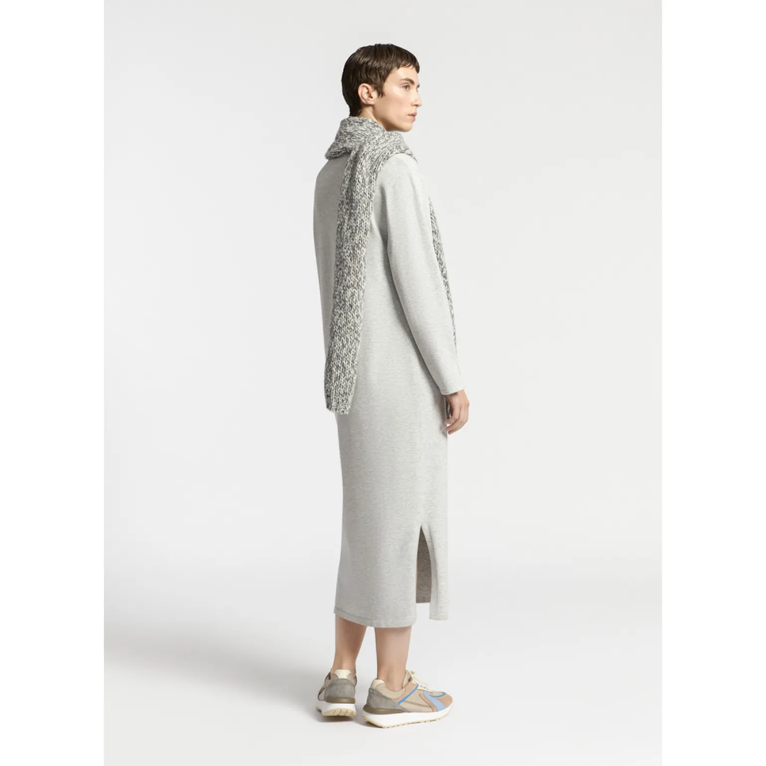 Langes Strickkleid mit Schlitz
