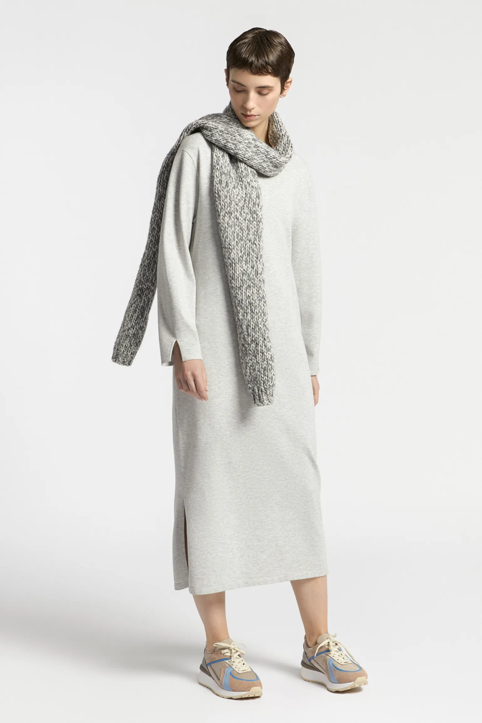 Langes Strickkleid mit Schlitz