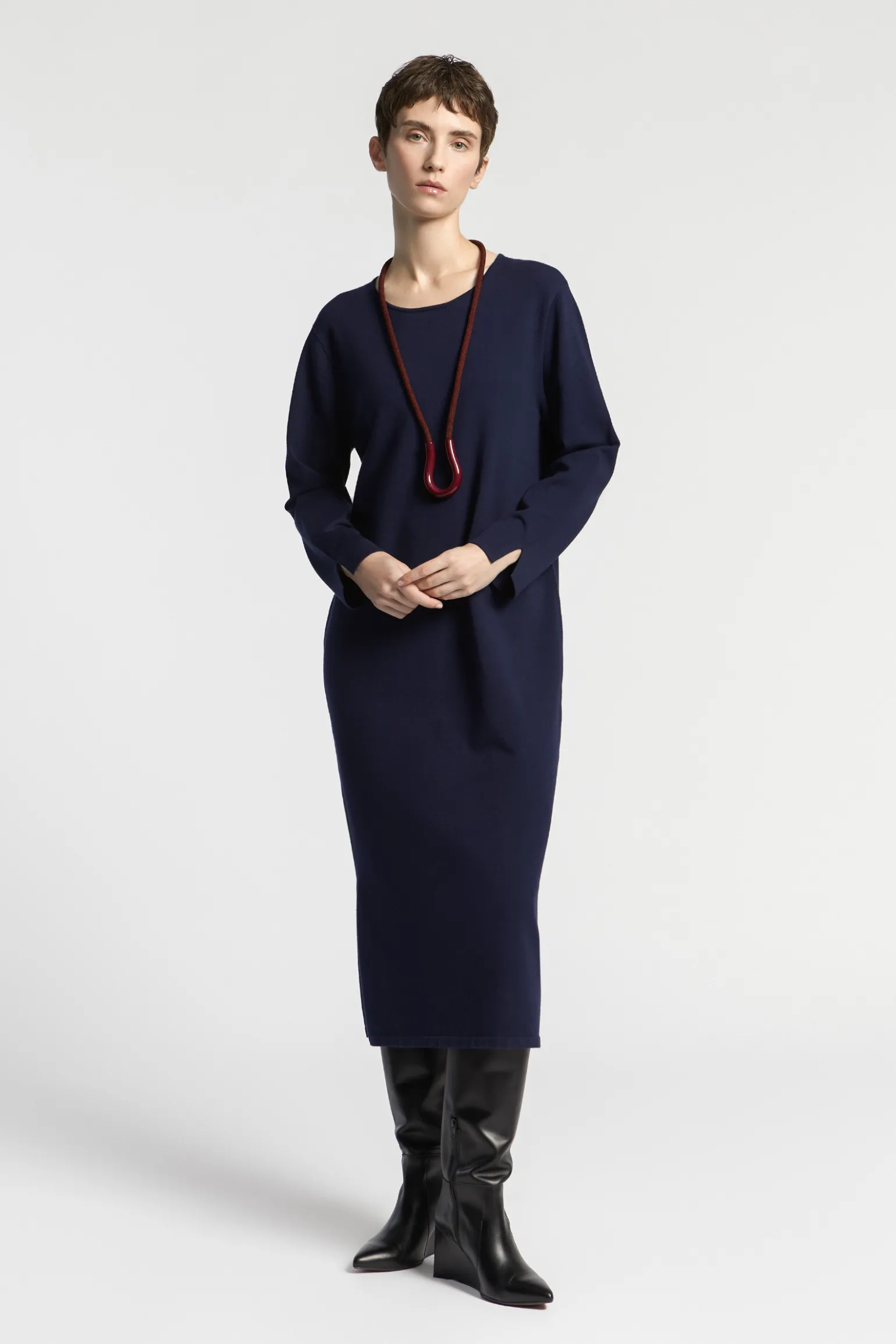 Langes Strickkleid mit Schlitz