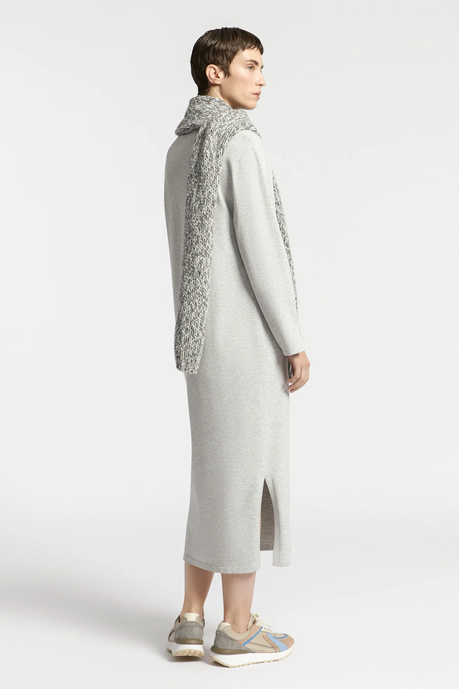Langes Strickkleid mit Schlitz