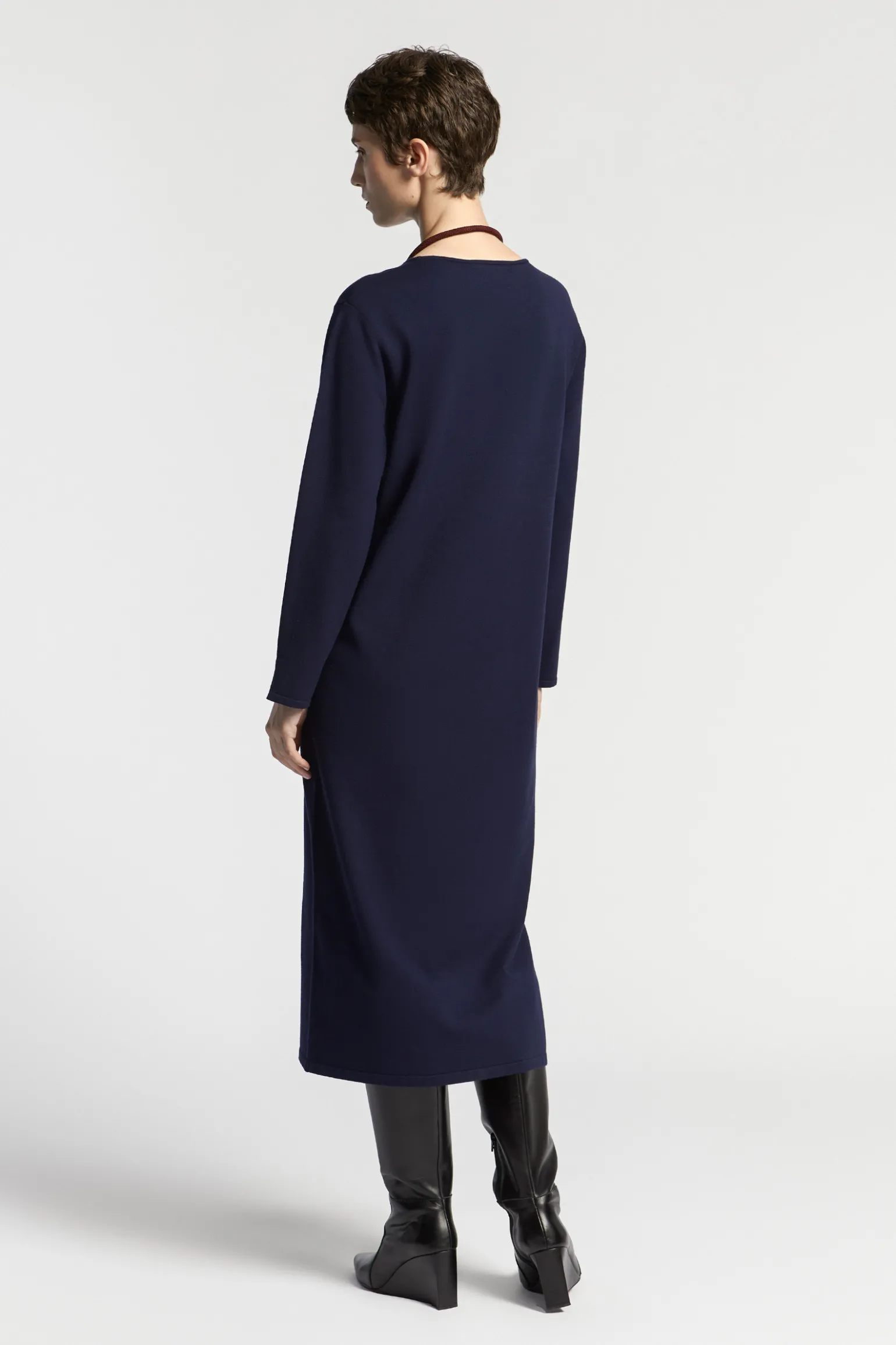 Langes Strickkleid mit Schlitz