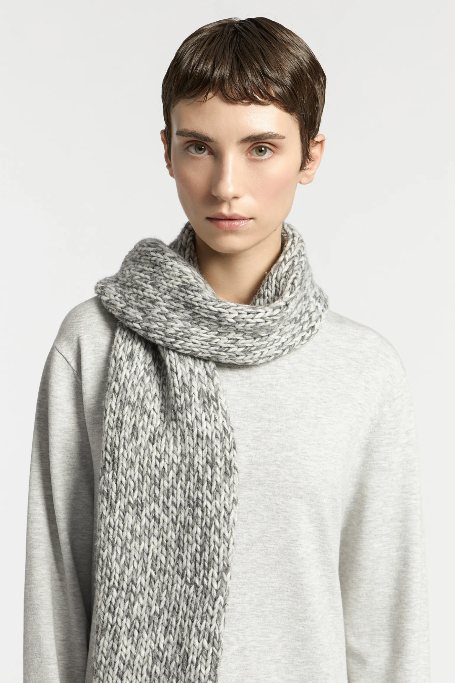 Langes Strickkleid mit Schlitz