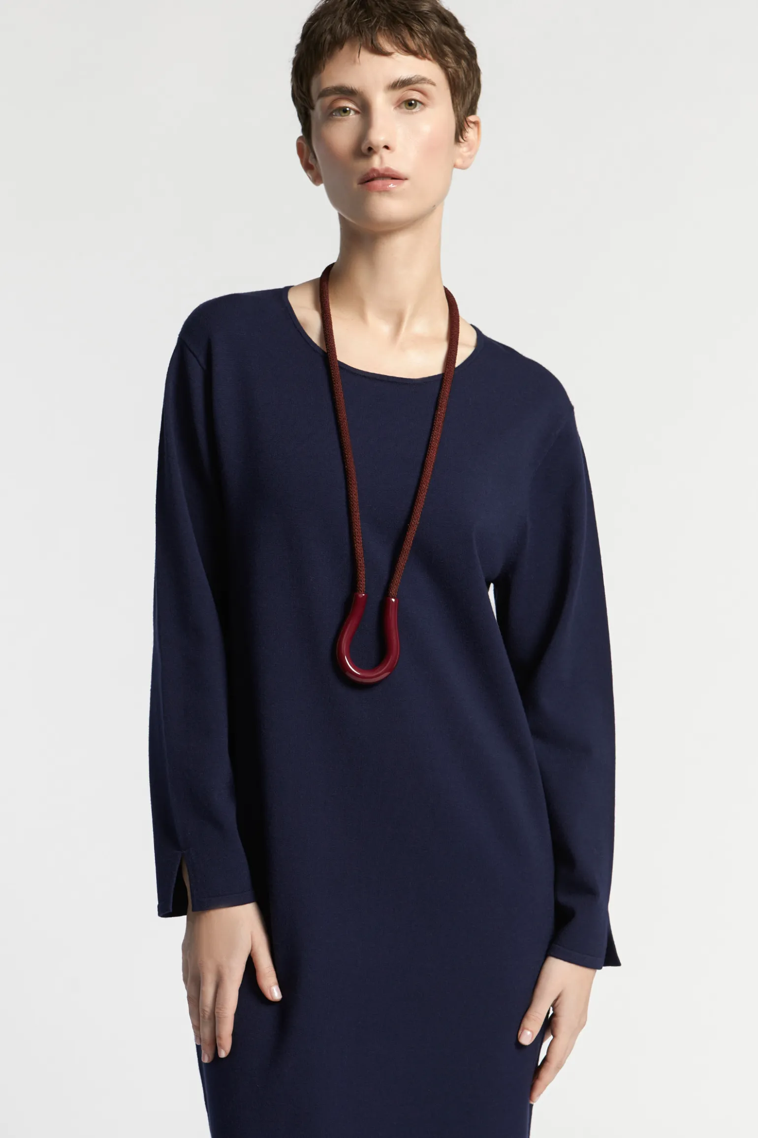 Langes Strickkleid mit Schlitz