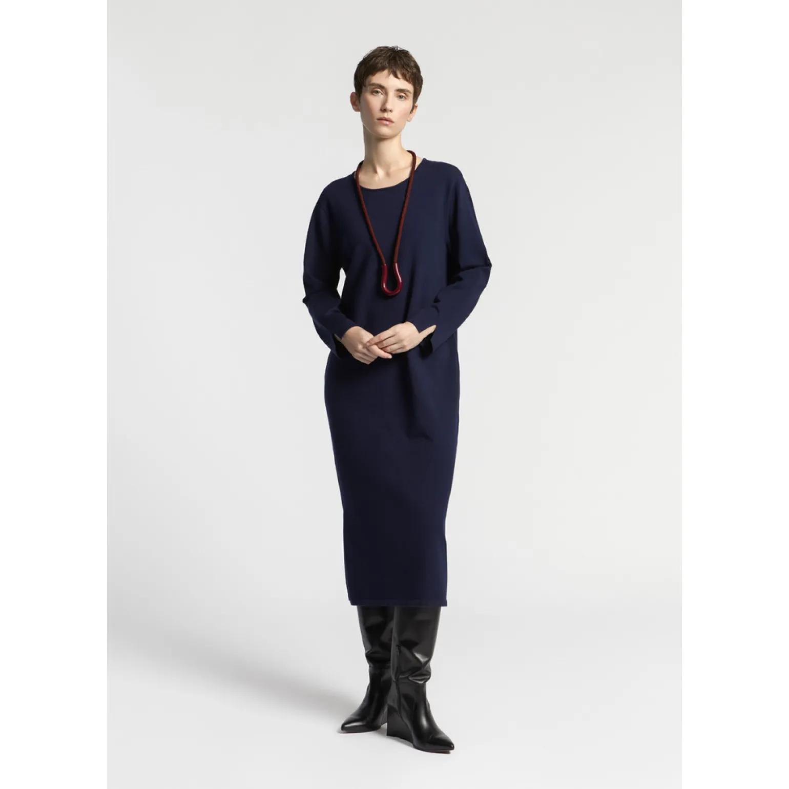Langes Strickkleid mit Schlitz