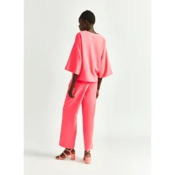 Locker fallende Hose mit weitem Bein