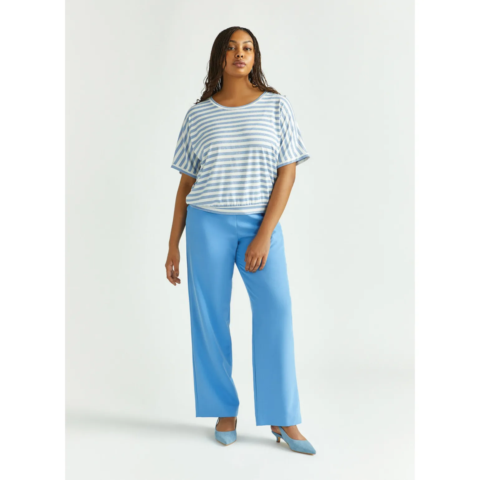 Locker fallende Hose mit weitem Bein