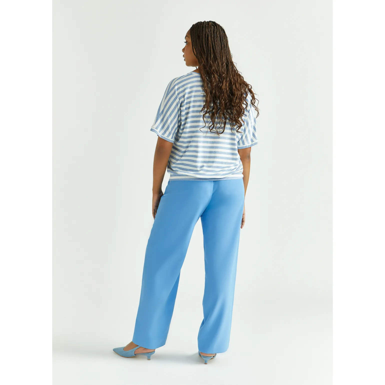 Locker fallende Hose mit weitem Bein