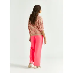 Locker fallende Hose mit weitem Bein