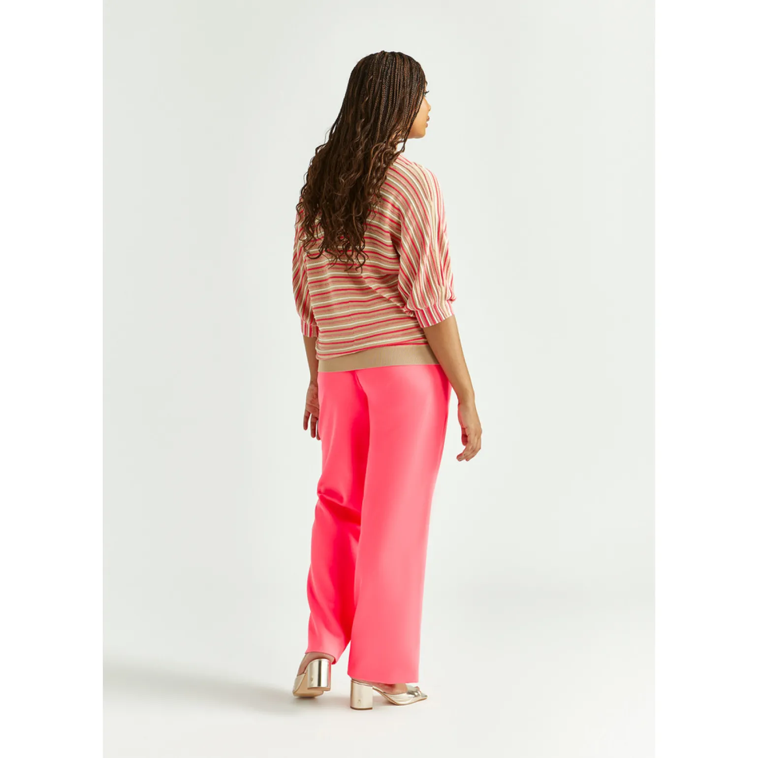Locker fallende Hose mit weitem Bein