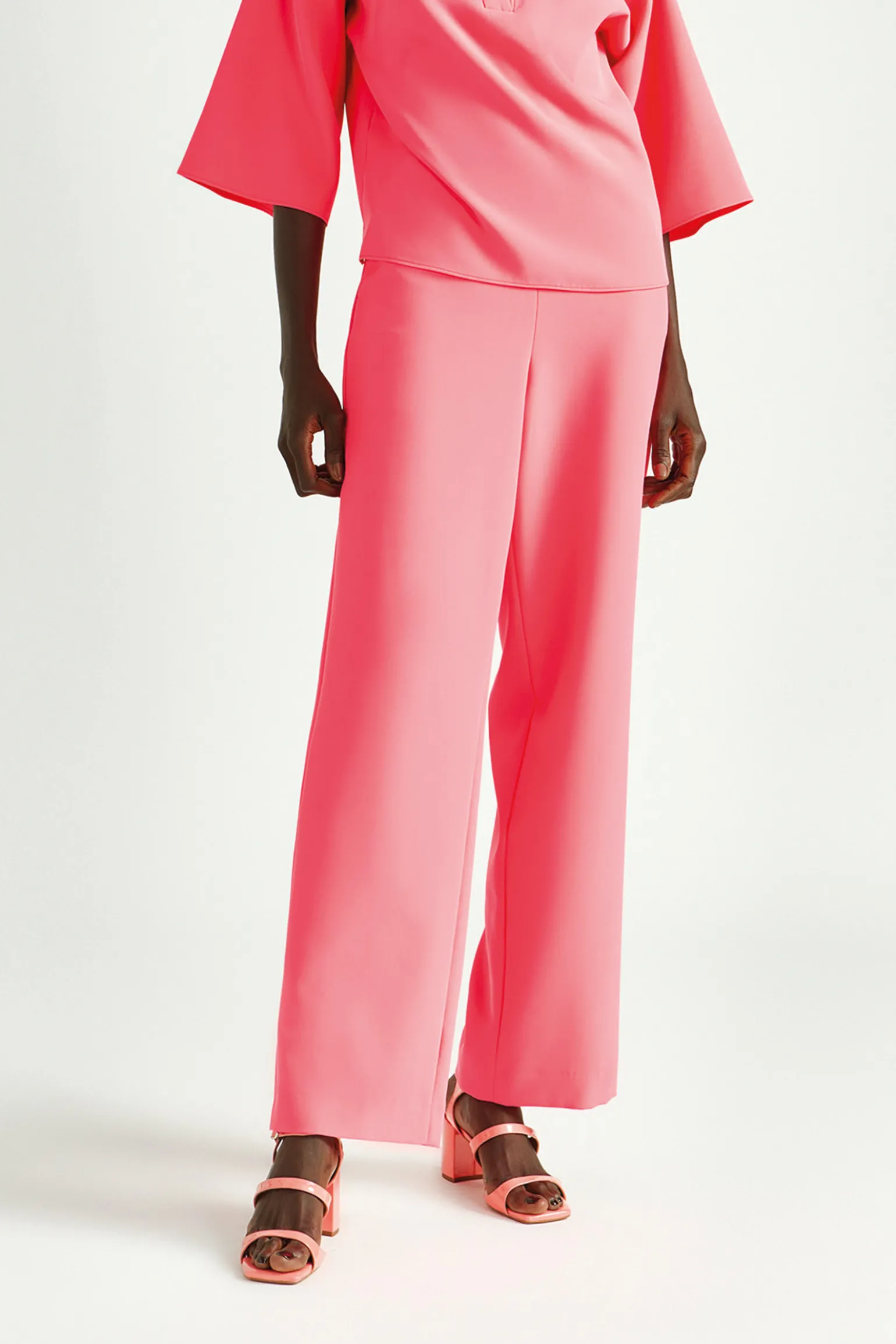 Locker fallende Hose mit weitem Bein