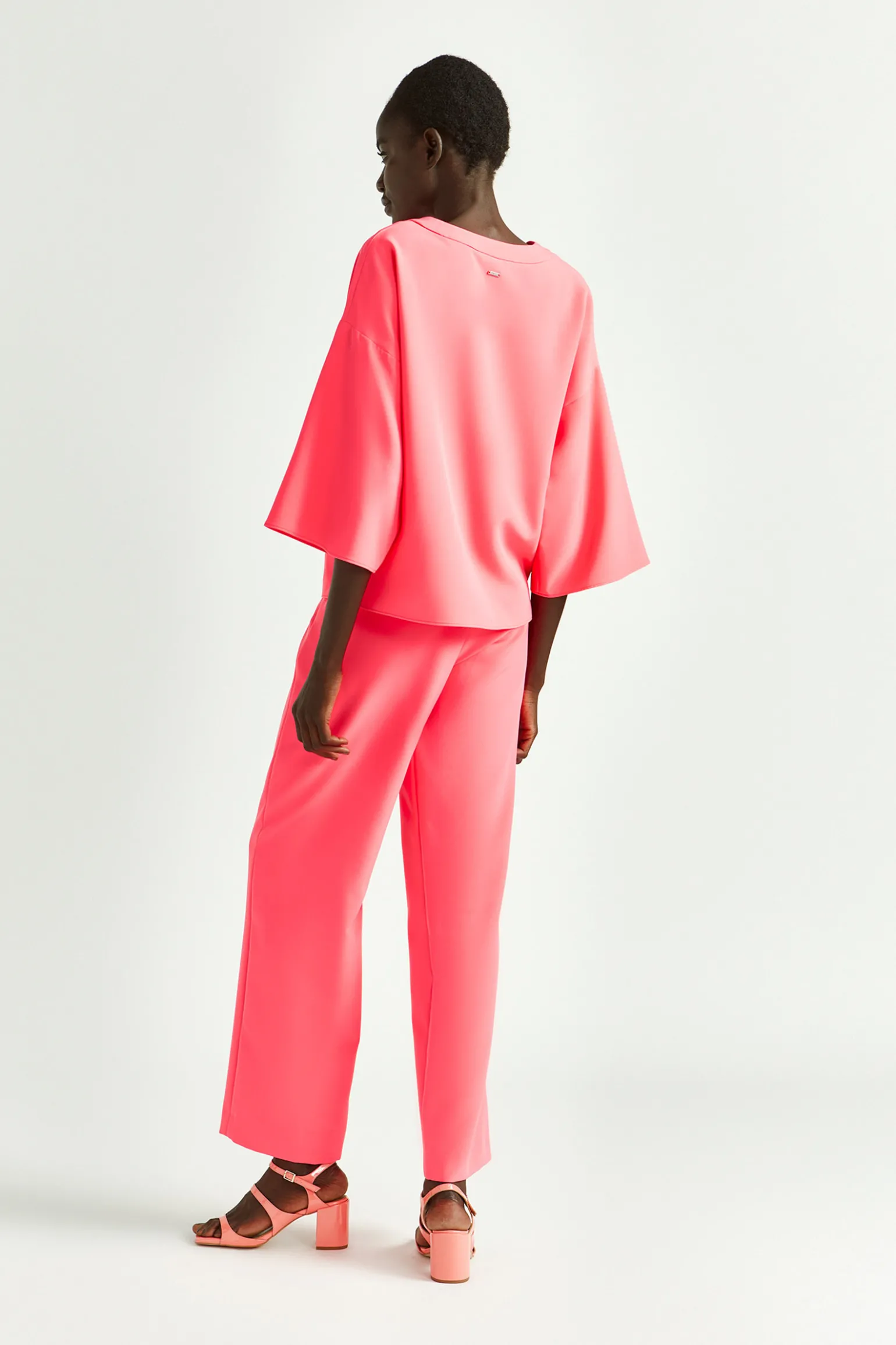 Locker fallende Hose mit weitem Bein
