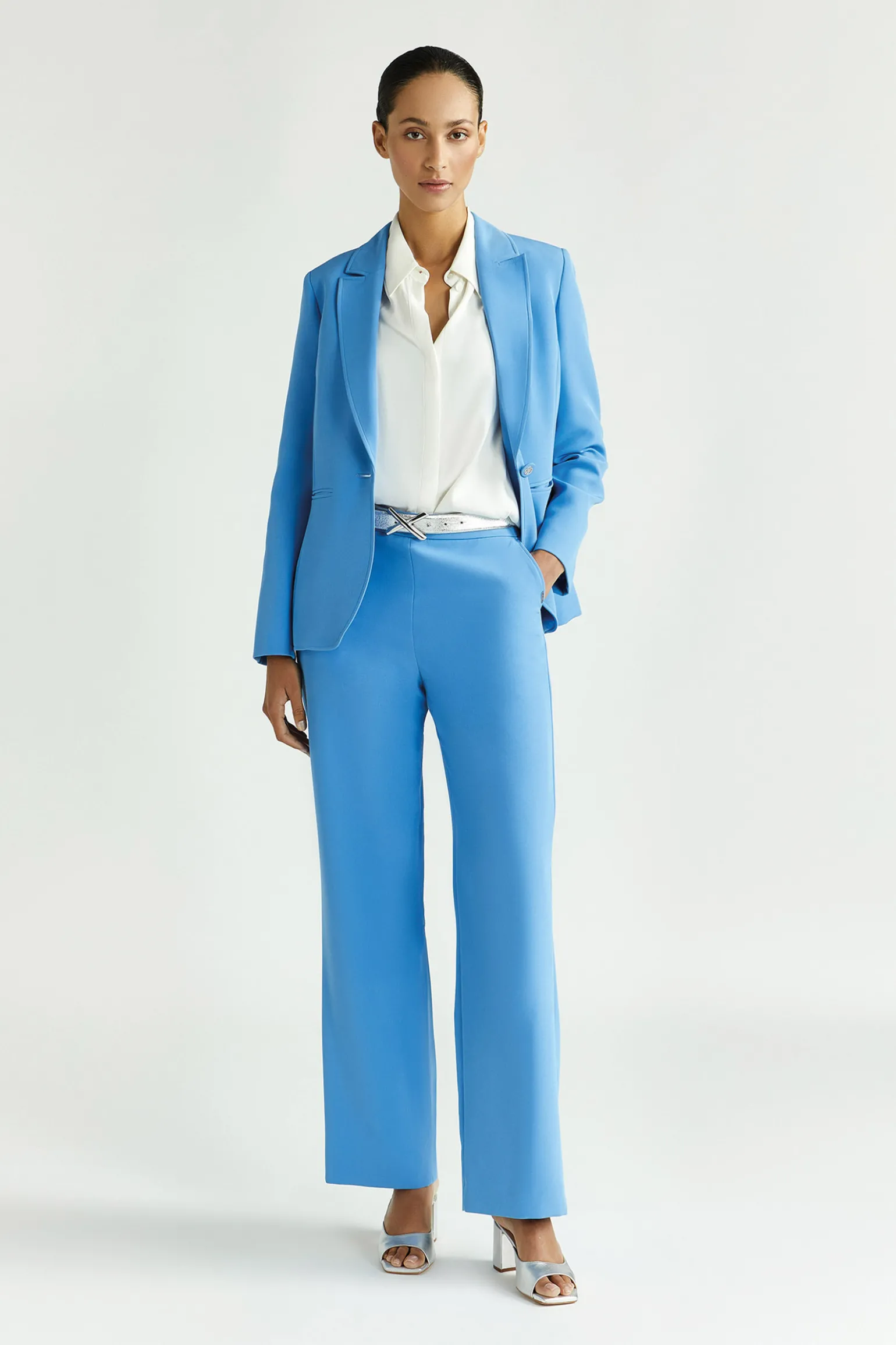 Locker fallende Hose mit weitem Bein