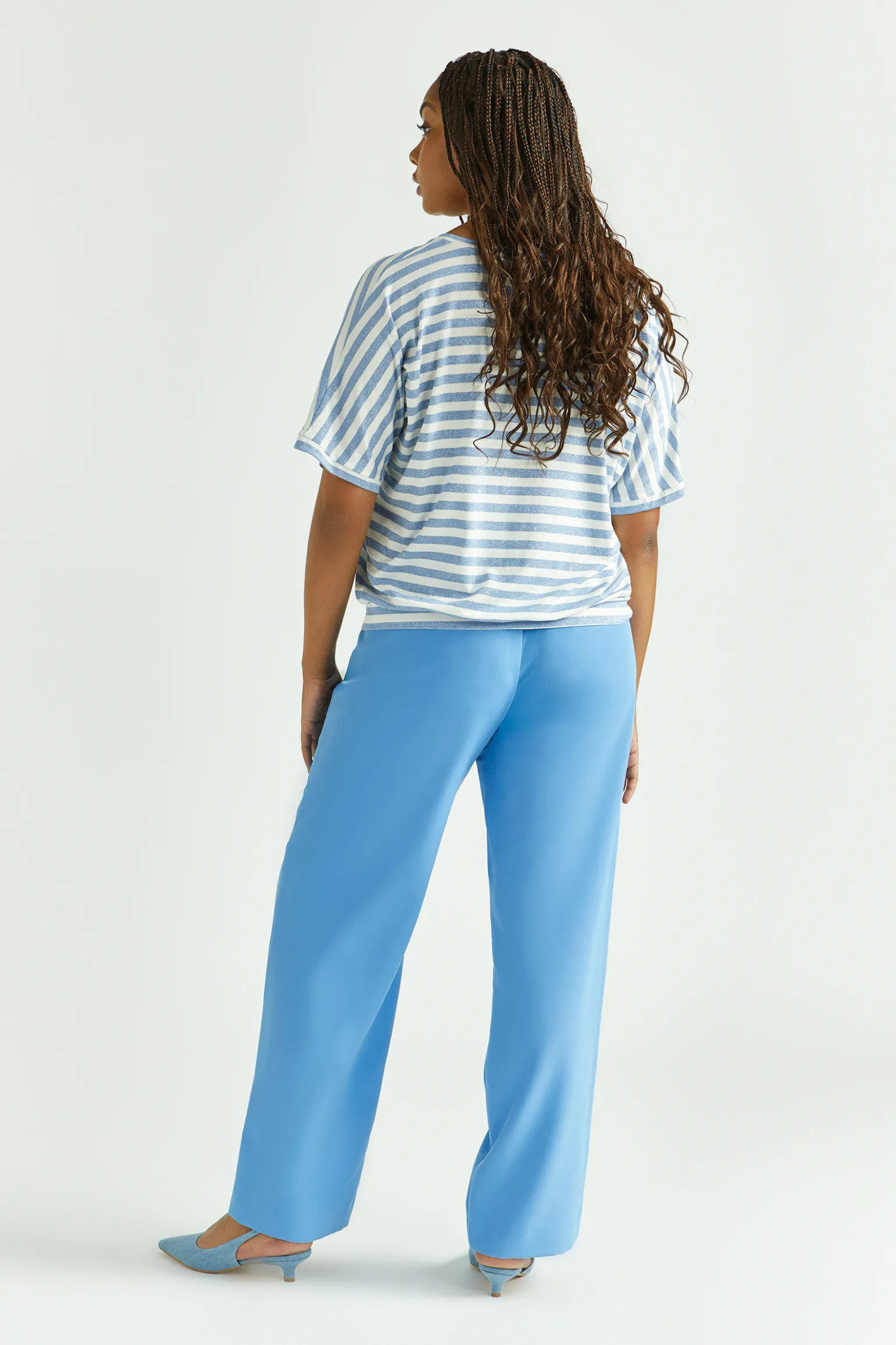 Locker fallende Hose mit weitem Bein