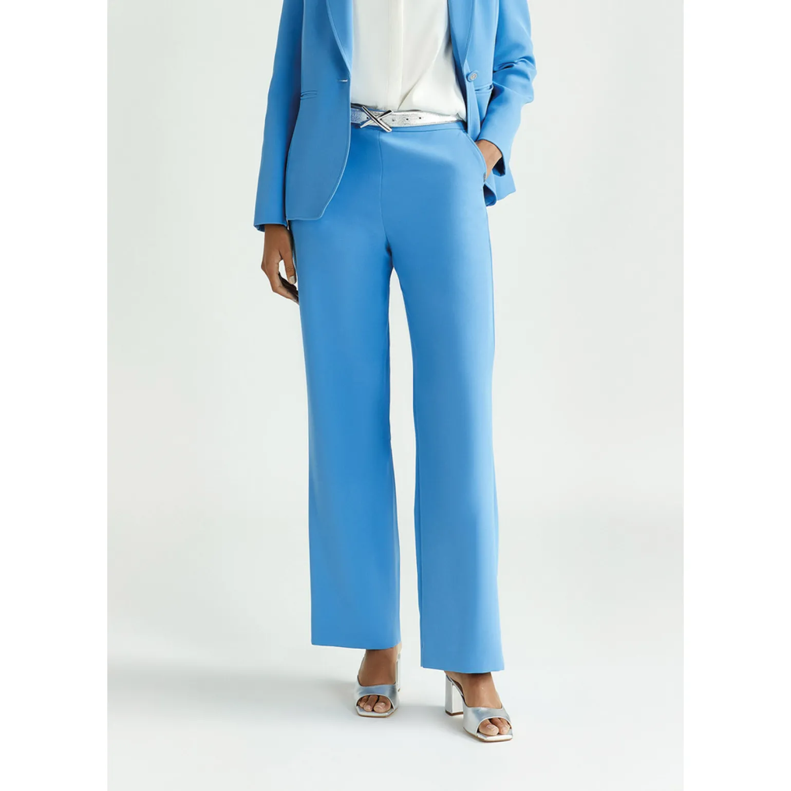 Locker fallende Hose mit weitem Bein