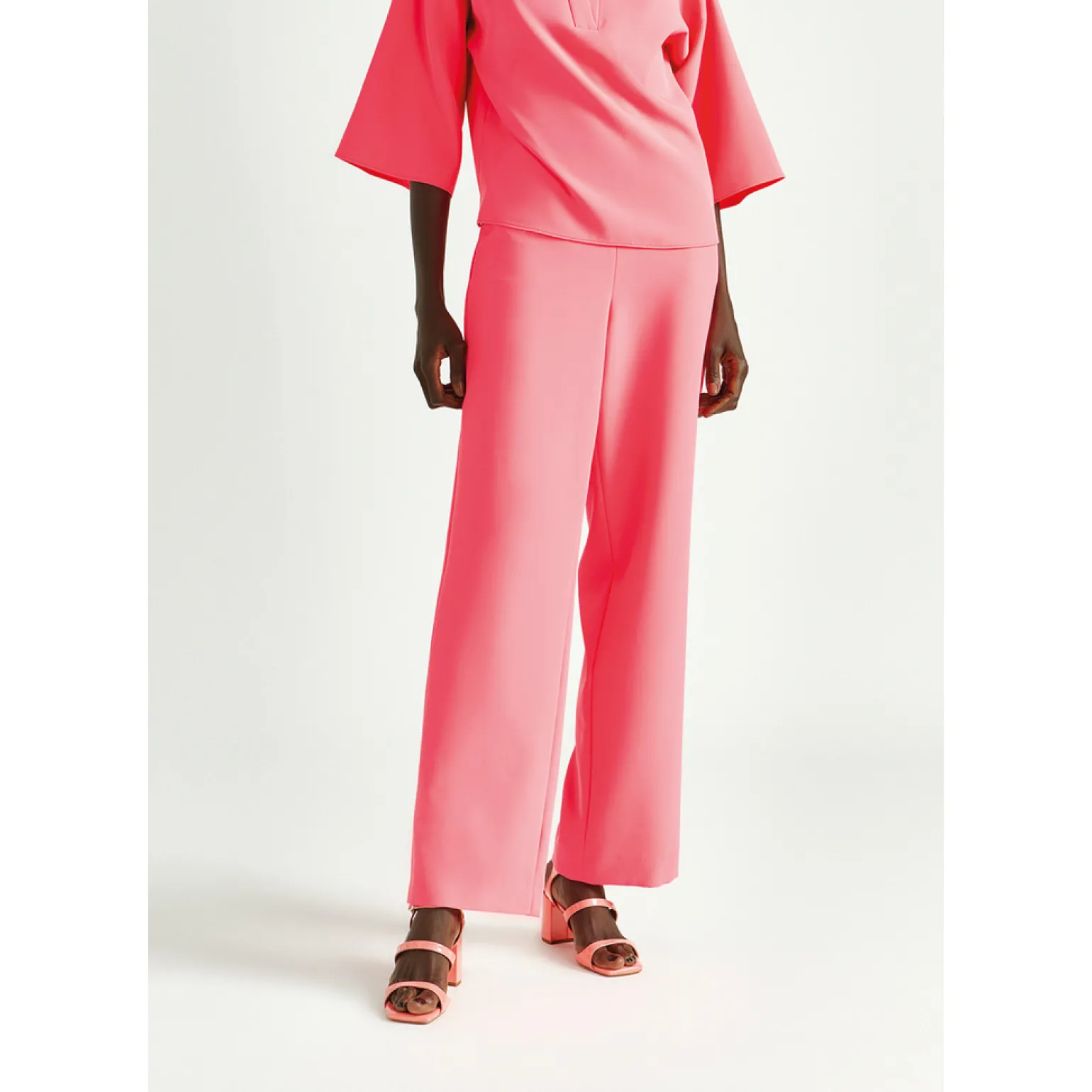 Locker fallende Hose mit weitem Bein