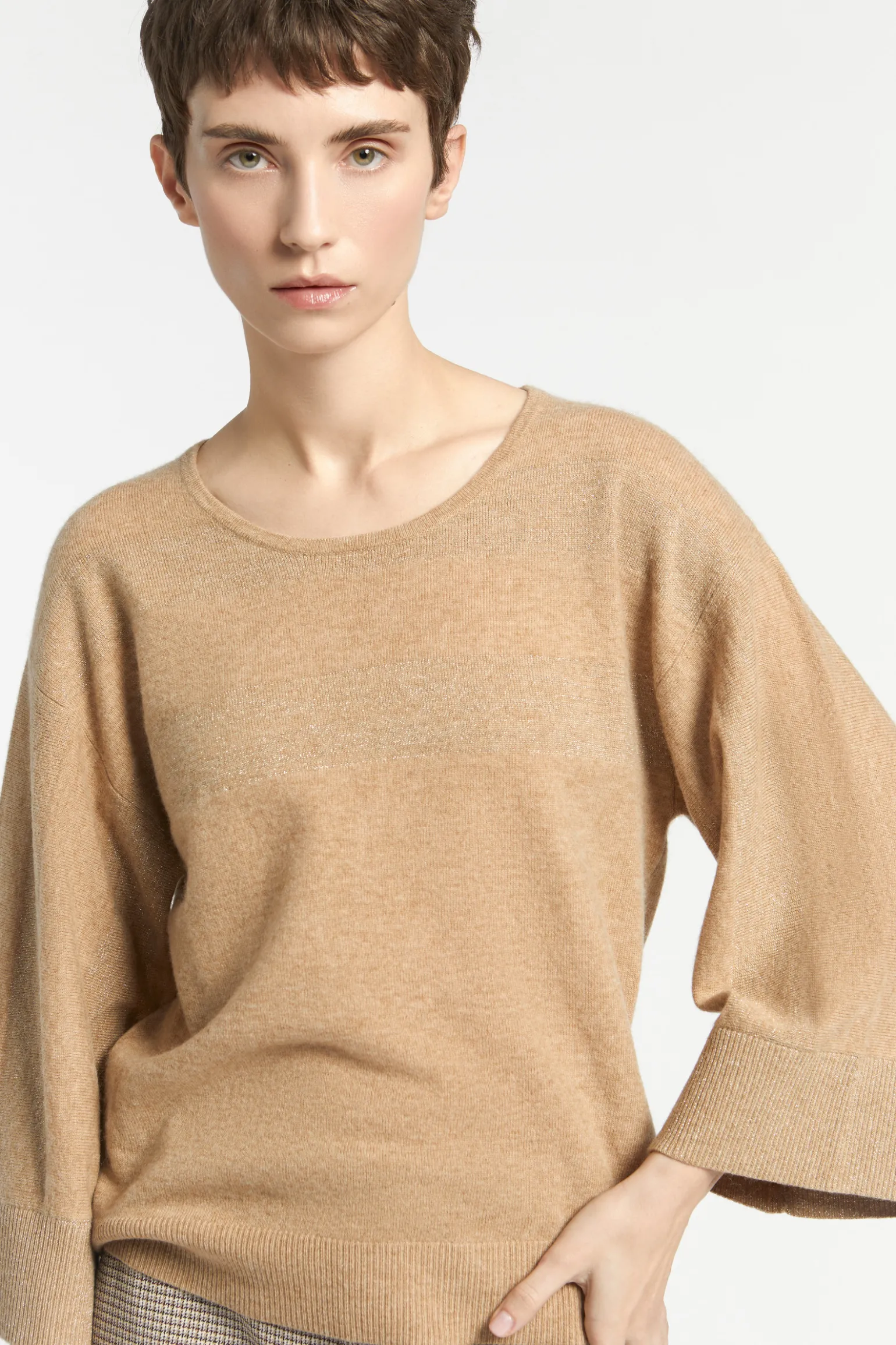 Pullover mit überschnittenen Schultern