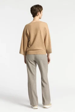 Pullover mit überschnittenen Schultern
