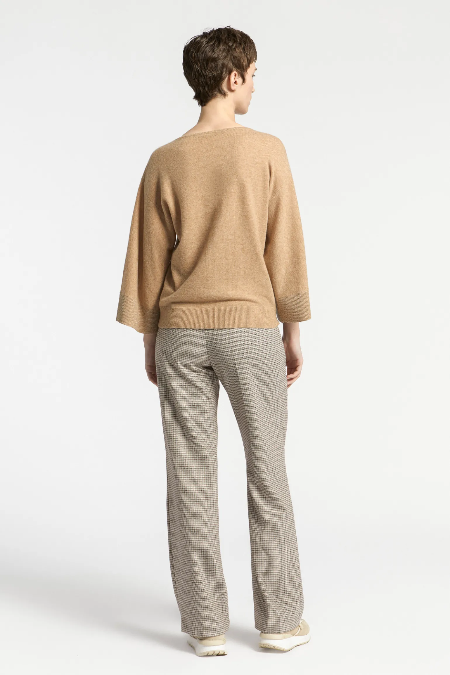 Pullover mit überschnittenen Schultern