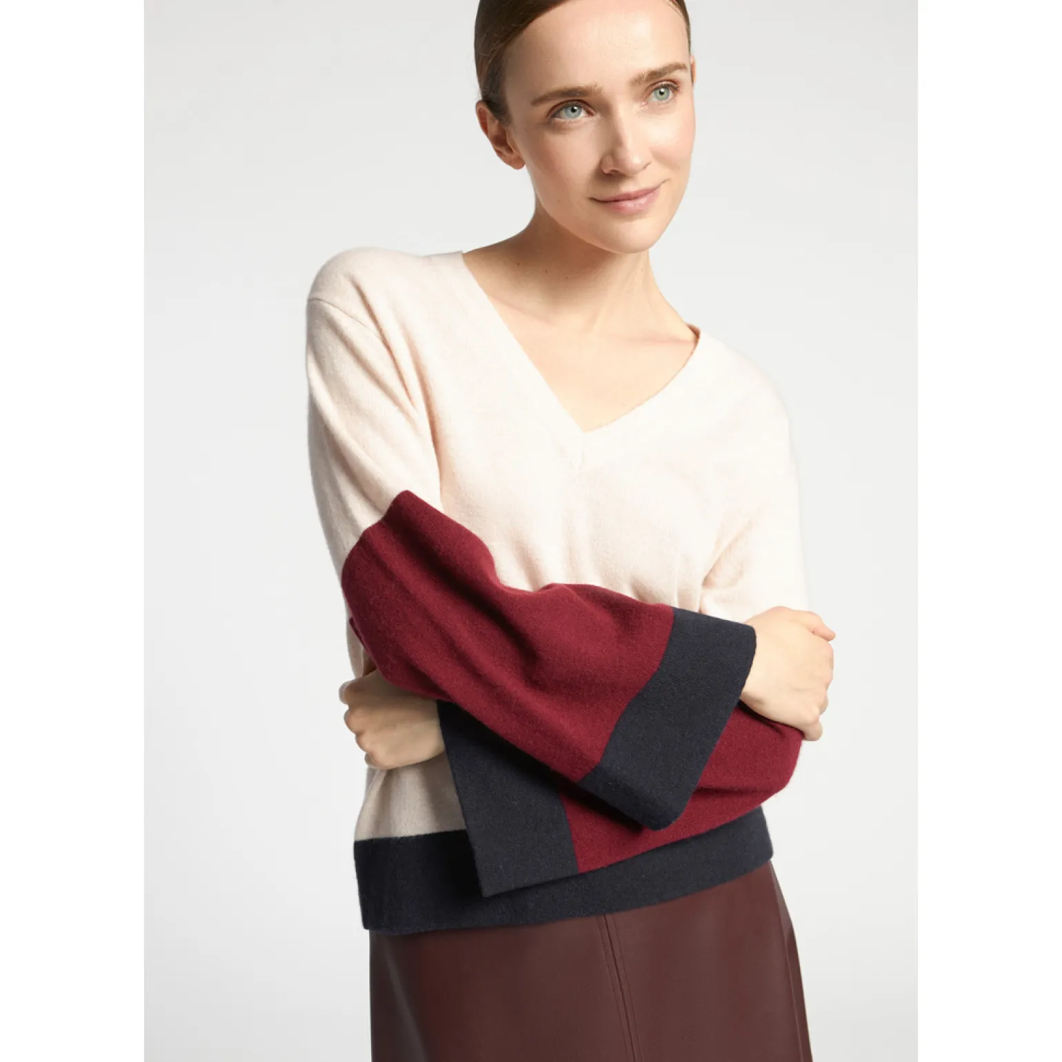 Pullover mit V-Ausschnitt und Farbblockmuster