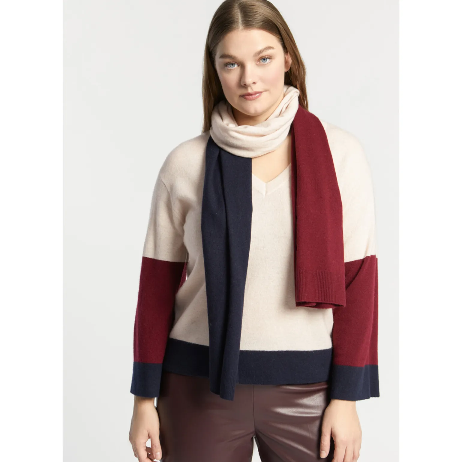 Pullover mit V-Ausschnitt und Farbblockmuster