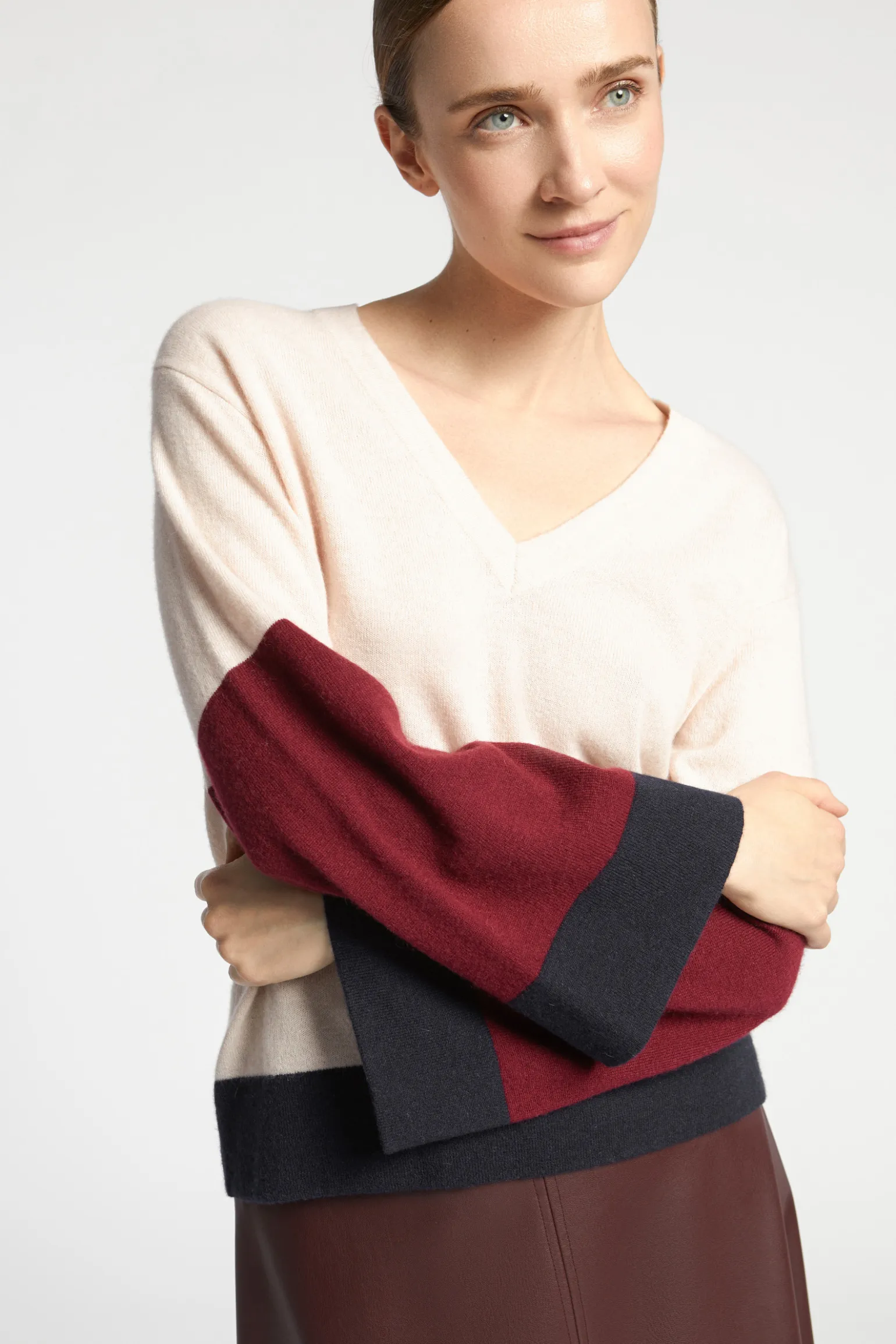 Pullover mit V-Ausschnitt und Farbblockmuster