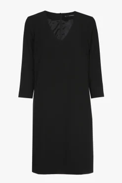 Schwarzes Kleid in A-Linie mit V-Ausschnitt