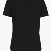 Schwarzes T-Shirt mit V-Ausschnitt.