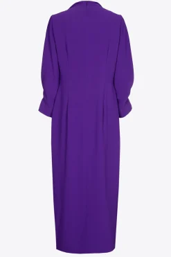 Tailliertes Kleid mit V-Ausschnitt