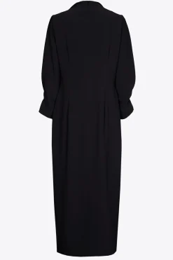 Tailliertes Kleid mit V-Ausschnitt