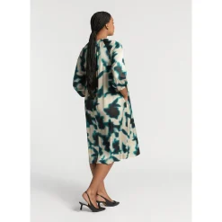 Weich fallendes Midikleid